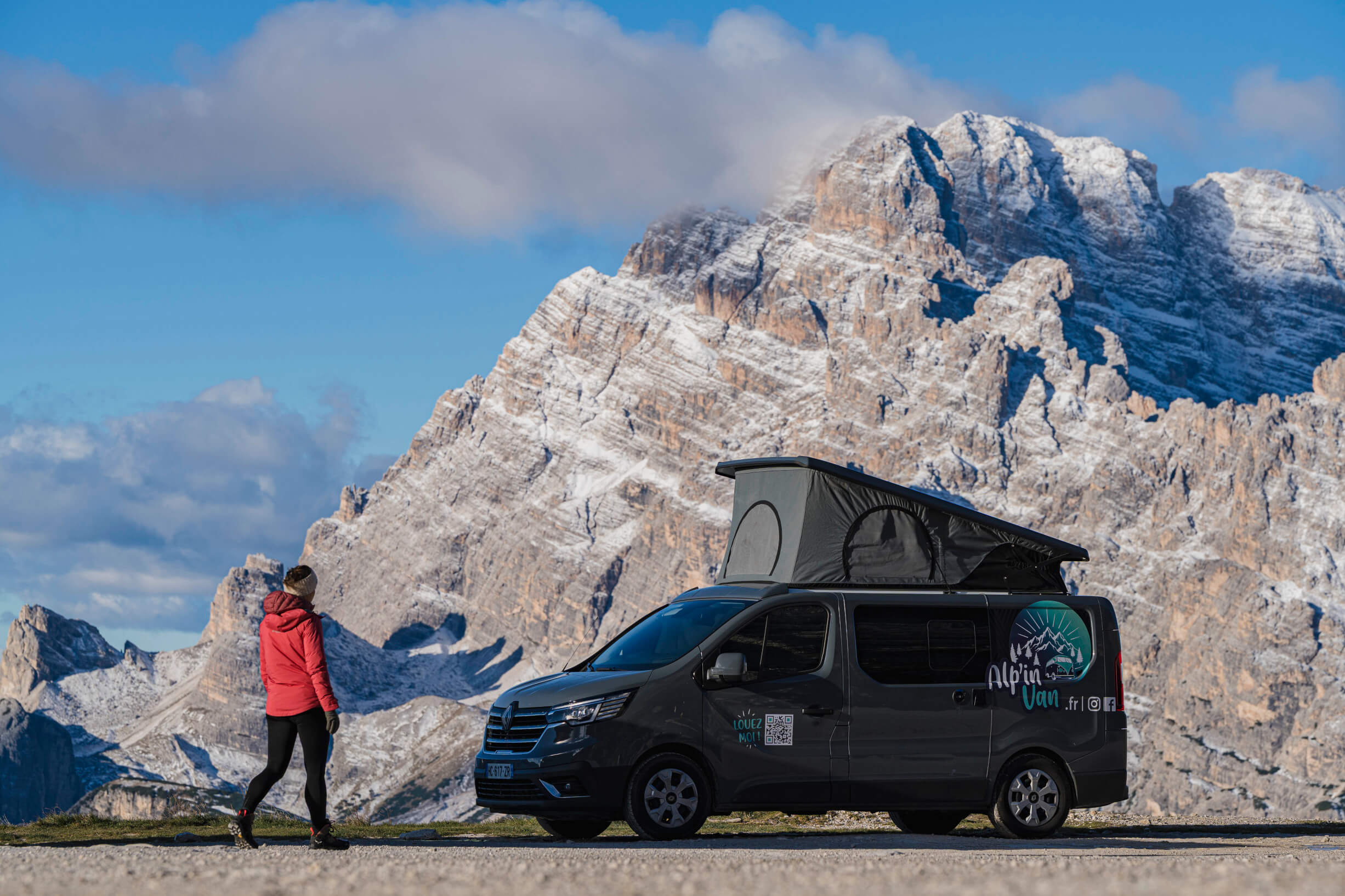 Van aménagé sous la neige